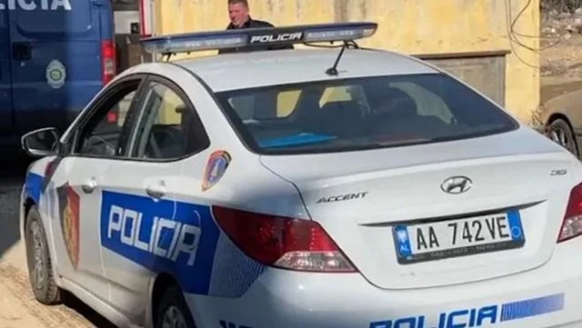 Dhunuan familjarët e komisionerit në Pogradec, policia arreston 2 nga autorët, shpallen në kërkim 4 të tjerë