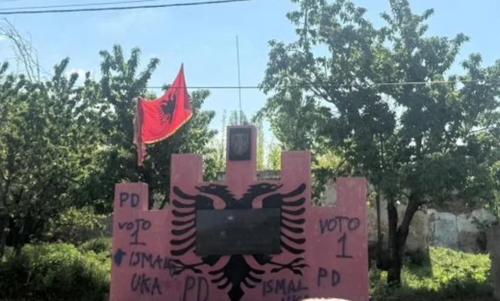 Dibër/ Monumenti i Skënderbeut përdhoset me simbole të PD në Ditën e Shëngjergjit