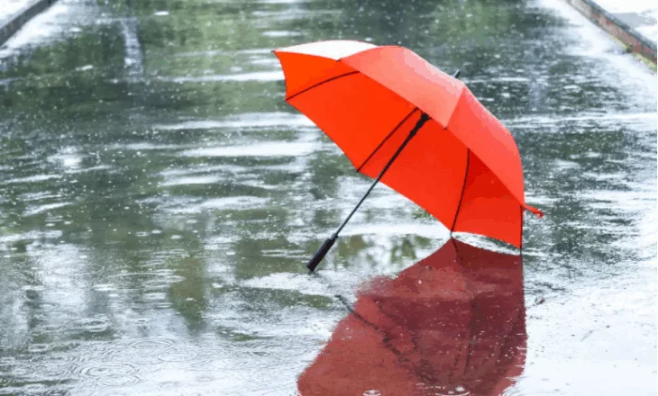 Dita e sotme me vranësira dhe reshje shiu, ulen temperaturat