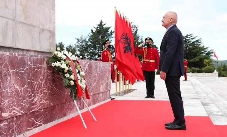“Ditë madhore kujtese dhe nderimi”/ Kreu i PL-së, Ilir Meta mesazh nga qelia: Lavdi të përjetshme Dëshmorëve…