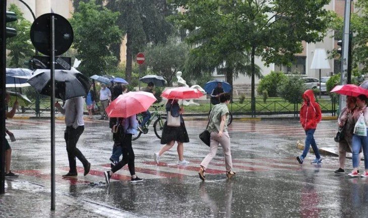 Ditë me shi por temperatura të ngrohta, parashikimi i motit për sot