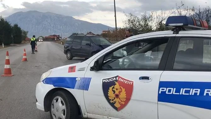 Drejtonte makinën në gjendje të dehur dhe u përplas me motorin duke lënë dy të lënduar, arrestohet 58-vjeçari