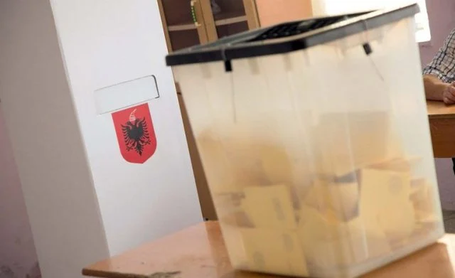 Dyshohet se fotografuan fletët e votimit, shoqërohen dy zgjedhës në Tiranë