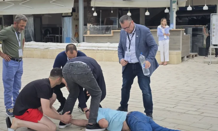 E frikshme në Sarandë! Komisioneri i PL-së pëson krizë epileptike, kandidati i PS-së ndërhyn të japë ndihmën e parë