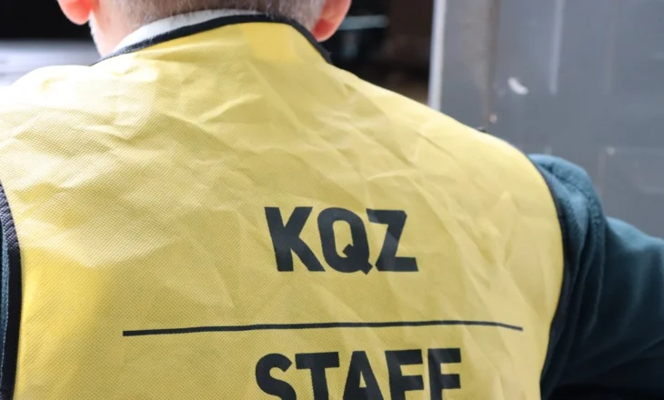 E pazakontë në Vlorë! Nis me vonesë procesi i votimit, kryetari i komisionit humb nënën, nuk paraqitet