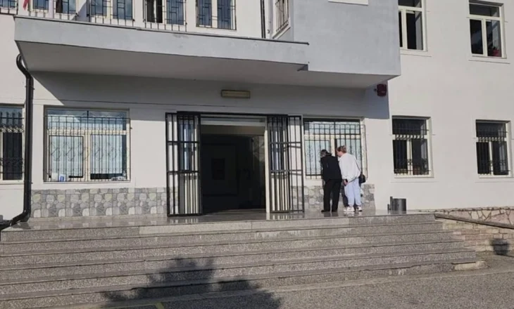 ‘E pëson’ 30-vjeçari në Këlcyrë, fotografon fletën e votimit