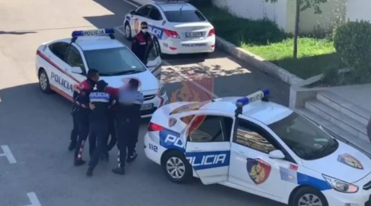 E rëndë në Pogradec/ Pas konfliktit në QV, nipërit e 63-vjeçarit i shkojnë në shtëpi komisionerit, i rrahin gruan dhe djalin