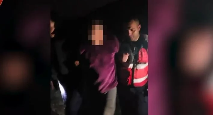 E rëndë në Tiranë/ Dhunoi gruan dhe fëmijët dhe qëlloi me kallashnikov drejt efektivëve, vihet në pranga 45-vjeçari