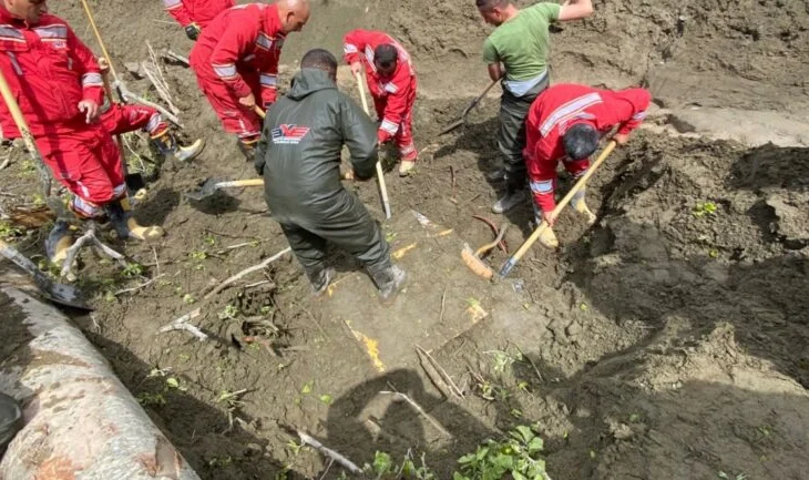 E zuri poshtë masivi i rërës dhe kromit, trupi i pajetë i 29-vjeçarit ende i zhdukur, gjenden vetëm disa rroba
