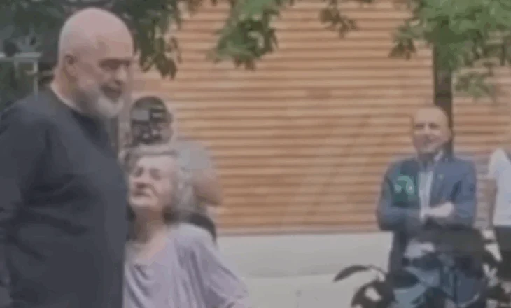 Edi Rama mbërrin në selinë e PS, e moshuara i jep një letër: Suksese
