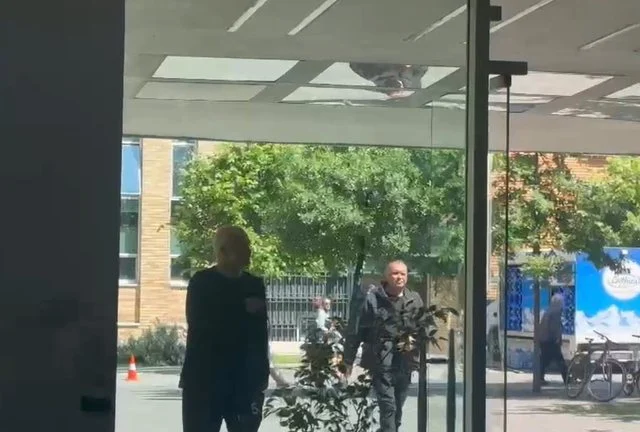 Edi Rama mbërrin në selinë e PS-së, por nuk jep asnjë koment mbi rezultatin paraprak të zgjedhjeve
