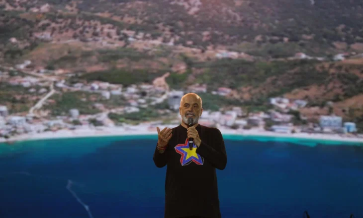 “Efkaristo poli”/ Çelja e sezonit turistik në Himarë, Rama mes batutash dhe vlerësimesh për Tavon: Do ta transformojmë këtë qytet!