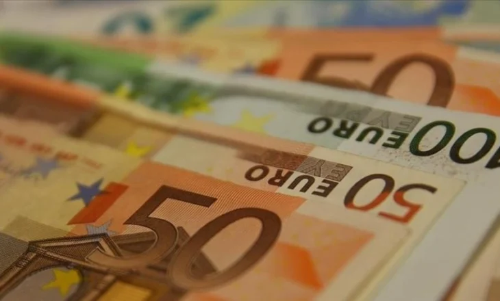 Ekspertët: Euro mund të zëvendësojë dollarin si monedhë rezervë globale