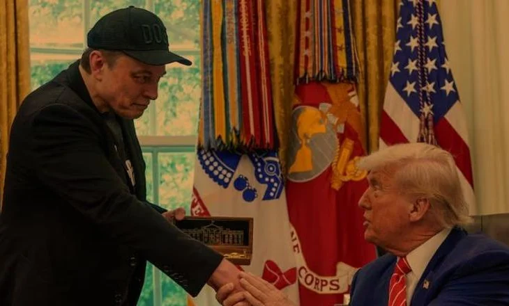 Elon Musk mban fjalimin e lamtumirës, Trump i dhuron ‘çelësin e artë’