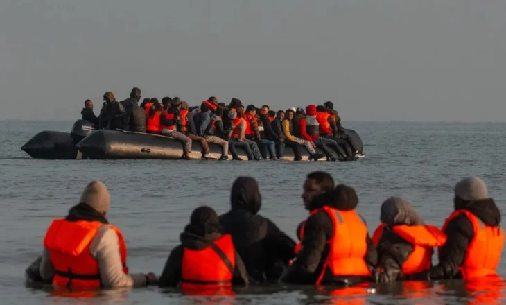 Emigrantët vërshojnë në La Mansh, policët francezë “bëjnë sehir”