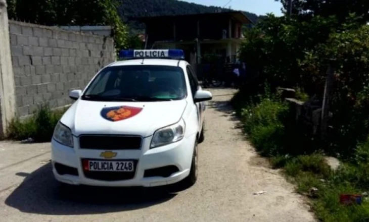 EMRAT/ Sherr me sëpata, një i plagosur në Fier, prangoset babai, në kërkim i biri