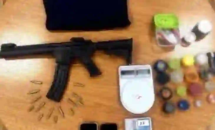 EMRI- Armë, antiplumb e targa false në banesë, arrestohet 32-vjeçari shqiptar në Greqi