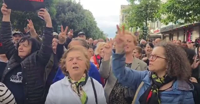 “Europa të mos heshtë!” Qytetarët në protestë: Edi Rama o hajdut, votat tona ku i ke fut!