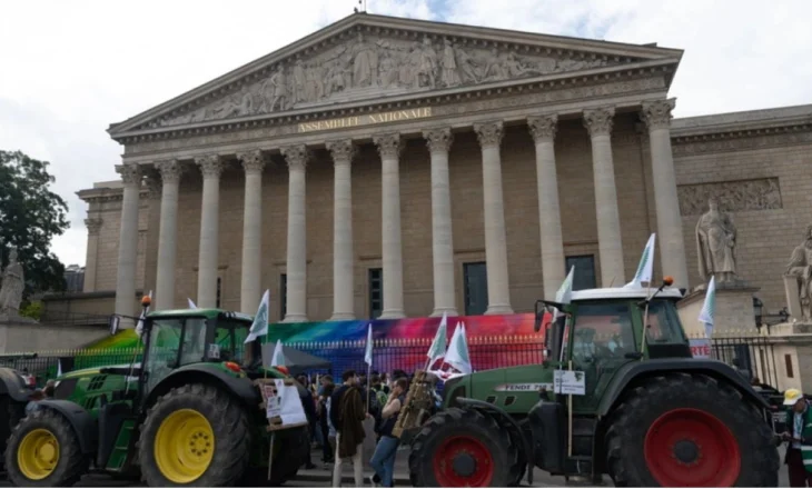 Fermerët francez protestojnë projektligjet e propozuara për pesticidet, bllokojnë disa rrugë kryesore të Parisit me traktorë