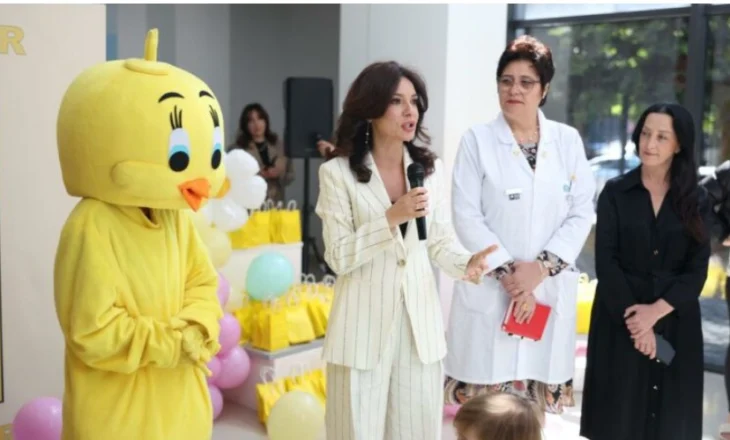 Festa e 1 Qershorit, Spiropali vizitë fëmijëve shtruar në repartin e Pediatrisë në QSUT