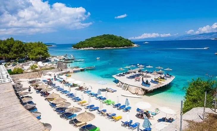 Festa e midhjes rikthehet në Sarandë, turistë vendas e të huaj shijojnë gatimin dhe muzikën