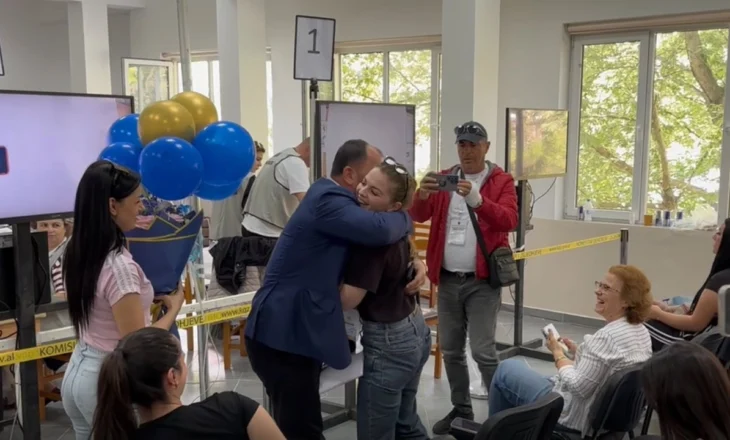 Festë edhe pas humbjes, kandidati i PD-së në Berat surprizon vajzën e tij në KZAZ për ditëlindje