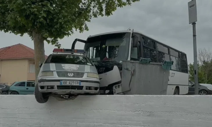 Fier/Automjeti i Policisë Bashkiake përplaset me autobusin, 6 persona të lënduar