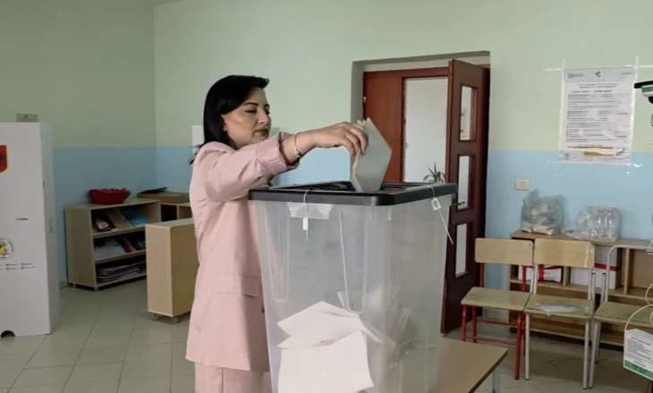 Fier – Eriselda Celaj Zotaj jep mesazhin e parë nga kutia e votimit