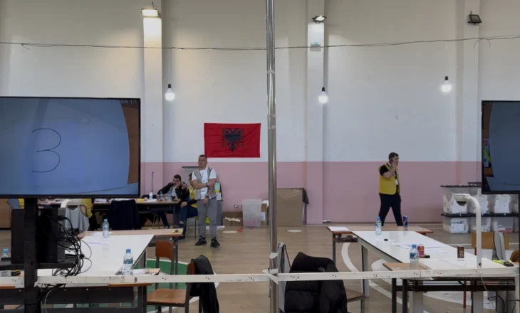 Fier: Komisionerët e PD-së tërhiqen nga numërimi në KZAZ nr. 59 dhe 60, kërkojnë rifillimin nesër në mëngjes