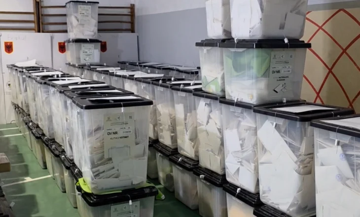 Fier: Ndërpritet përkohësisht numërimi i votave në Patos, Roskovec dhe Mallakastër për shkak të lodhjes së numëruesve, rifillon pas mesditës