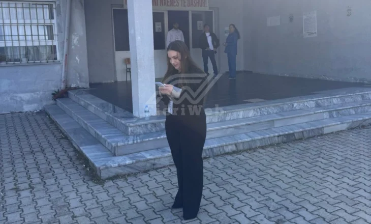 Fier – PS denoncon në KQZ kandidaten e PD Samena Malena për hyrje të paligjshme në një qendër votimi në Rushdie