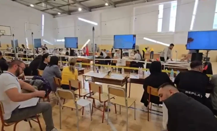 Fier – PS kryeson bindshëm me mbi 63% të votave, numëruar 25% e QV-ve deri në orën 09:00 janë numëruar 150 nga 587 Qendrat e Votimit