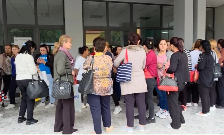 Fier – Punonjëset e një fasonerie protestojnë para Zyrës së Punës: “Po punojmë në skllavëri”
