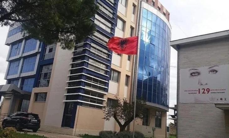 Fier, tentuan të vrisnin një shtetas, pas një konflikti për motive të dobëta, vihet në pranga një nga autorët e dyshuar