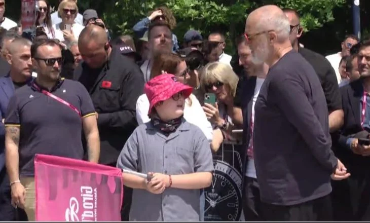 Fillon Etapa e Dytë e ‘Giro d’Italia’, Rama valëvit flamurin e nisjes