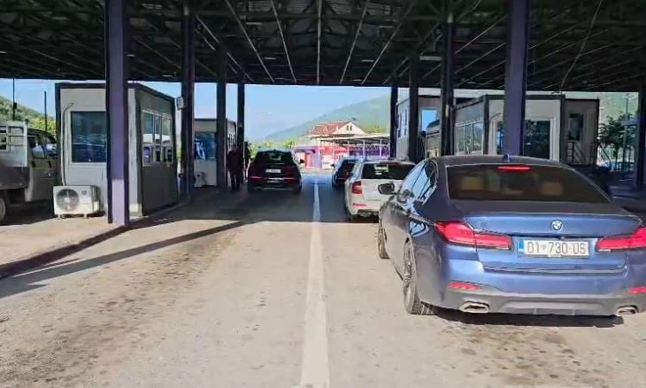 Fluks i lartë udhëtarësh në pikën kufitare të Morinit gjatë fundjavës