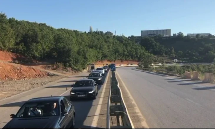 Fluks i lartë udhëtarësh nga Kosova në pikën kufitare të Morinit gjatë fundjavës