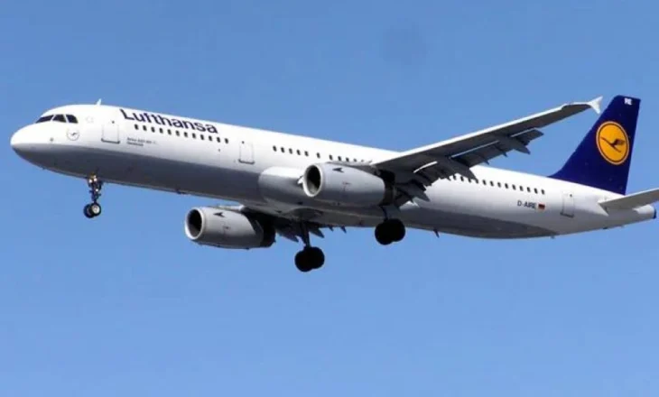 Fluturimi i Lufthansës mbeti pa pilot për 10 minuta, bashkëpiloti humbi ndjenjat teksa kolegu i tij ishte në tualet