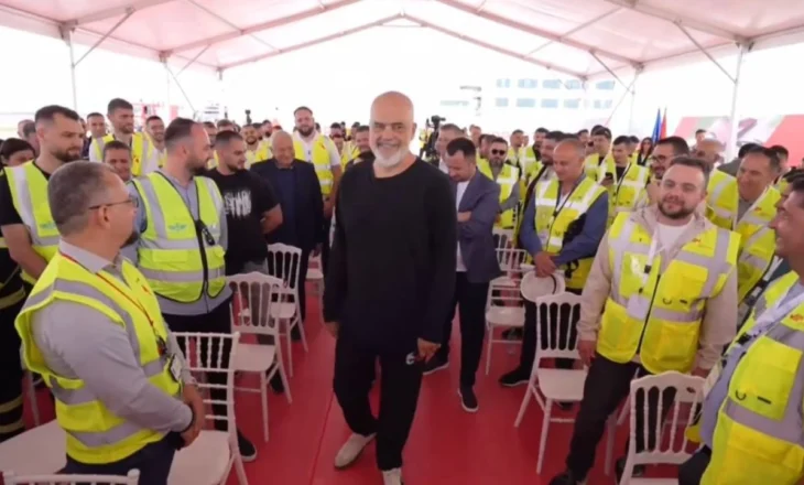 Fluturimi i parë certifikues në Aeroportin Ndërkombëtar të Vlorës, Rama batuta me punonjësin: Ky ishte për deputet në Kosovë