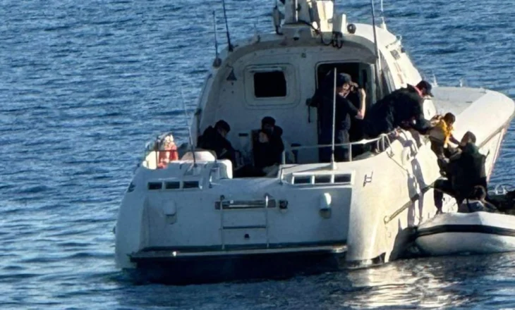Forcat detare shqiptare shpëtojnë 13 emigrantë në Detin Egje