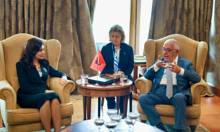 FOTO/ Kryeparlamentarja Spiropali pritet nga homologu grek: Shqiptarët dhe minoriteti ndërtojnë ura miqësie