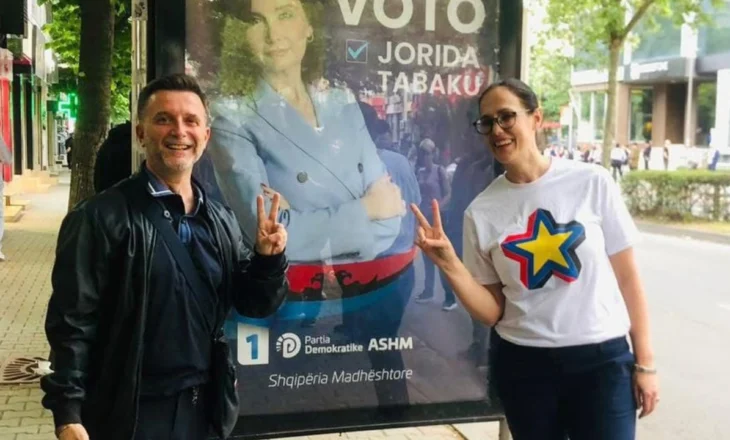 Foto-lajm/ E bujshme, socialisti Erion Braçe “kthehet” në demokrat