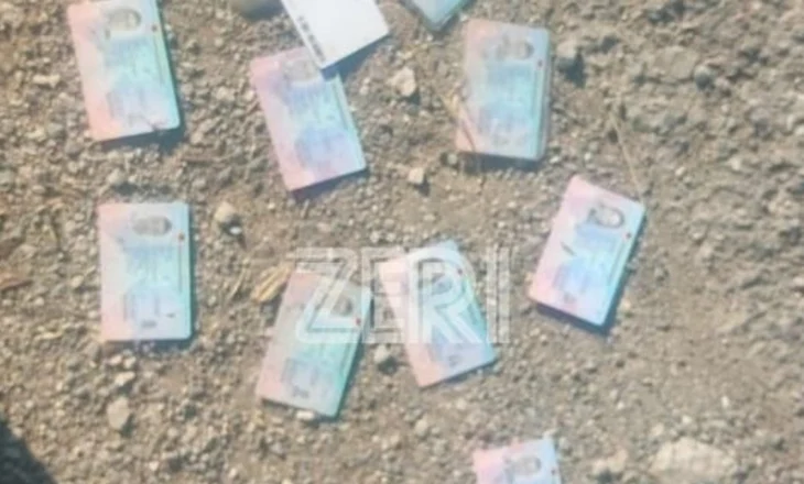 FOTO-LAJM/ Një tufë me karta ID gjendet në rrugët e Petrelës