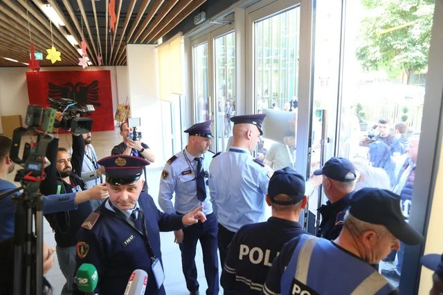 Foto/ Policia shoqëron jashtë KZAZ-së nr. 40 vëzhguesit dhe gazetarët