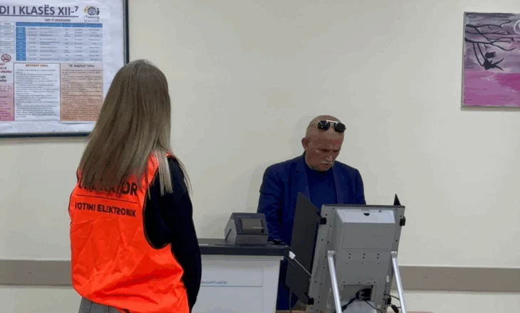 FOTO/ Votimi elektronik në Vorë. PS kryeson me 222 vota, PD me 73 vota!  Më i votuari Blendi Gonxhja