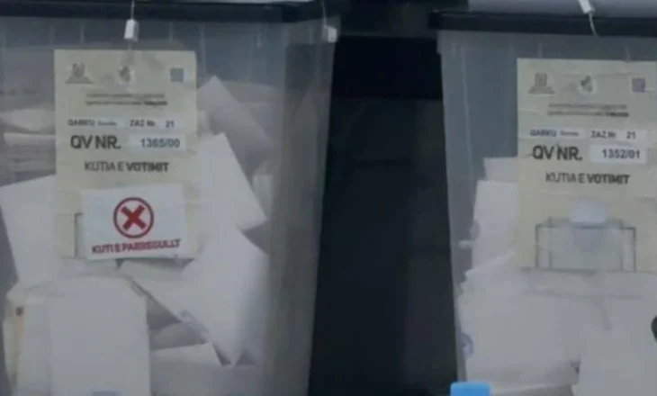 FOTO/ Zbulohet një kuti e dyshimtë me vota në Elbasan, numëruesit ndalojnë punën