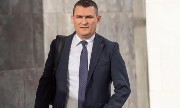 FOTOLAJM/ Altin Dumani si kurrë më parë, kreu i SPAK shijon akulloren në jug të vendit