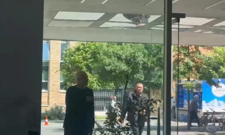 FOTOLAJM / I qetë dhe sportiv, Edi Rama shkon në selinë e PS-së