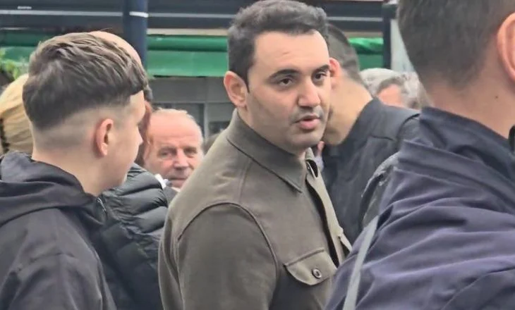 FOTOLAJM/ Protesta, Këlliçi vishet si Zelensky