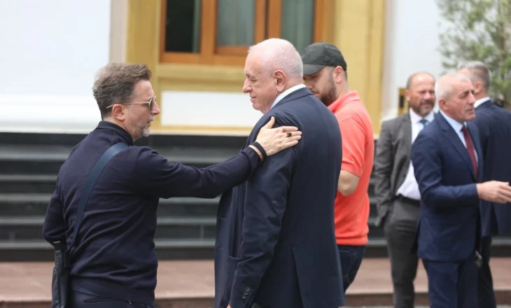 FOTOT/ Deputetët rikthehen në Kuvend pas 2 muajsh fushatë, Braçe ngushëllon Tritan Shehun, Majkon e shoqëron…Çfarë nuk u pa nga seanca
